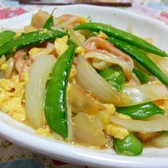A picture of Sweet Onion and Snow Peas with Fluffy Scrambled Eggs.