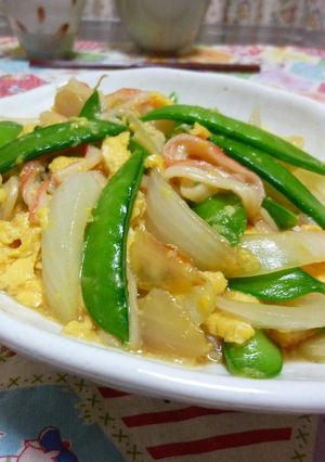 A picture of Sweet Onion and Snow Peas with Fluffy Scrambled Eggs.