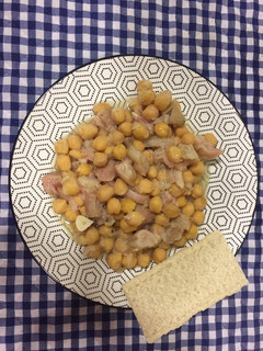 Una foto de Garbanzos con pies de cerdo deshuesados
