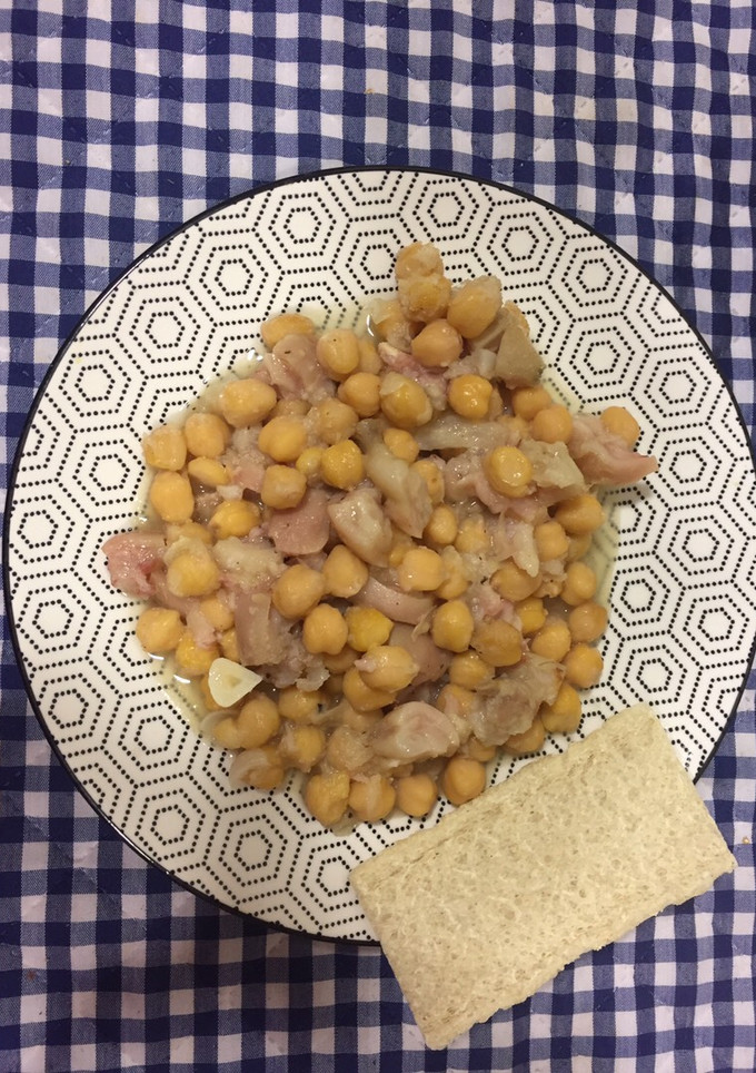 Una foto de Garbanzos con pies de cerdo deshuesados