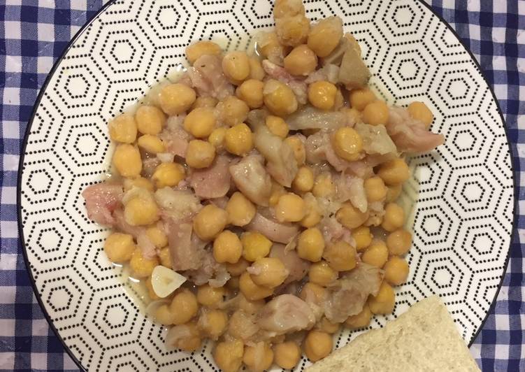 Garbanzos con pies de cerdo deshuesados