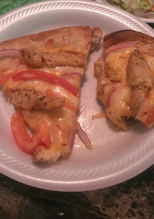 A picture of Chicken fajitas pizza.