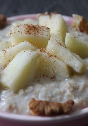 Une photo de Porridge au lait d’amande, pommes et noix