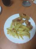 Rollitos de fiambre y queso fritos con papas fritas y ketchup