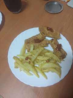 Una foto de Rollitos de fiambre y queso fritos con papas fritas y ketchup