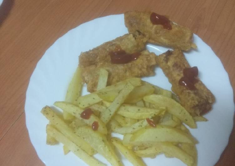 Rollitos de fiambre y queso fritos con papas fritas y ketchup