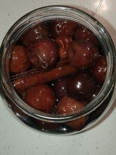 Una foto de Guindas en licor casero