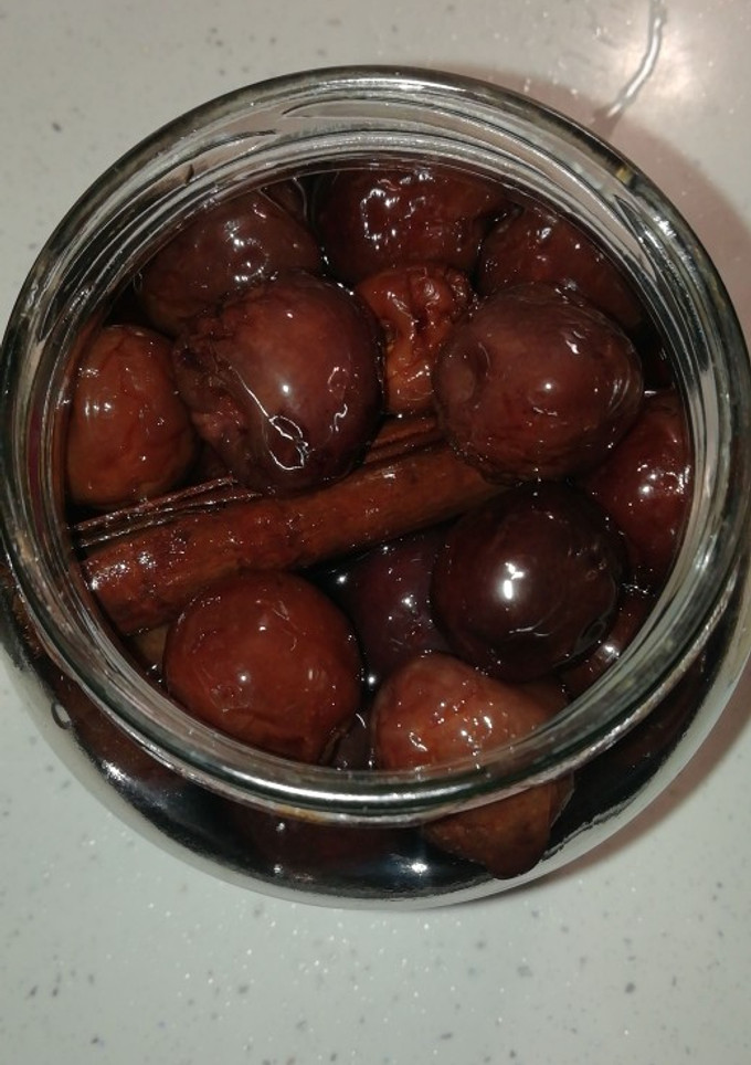 Una foto de Guindas en licor casero