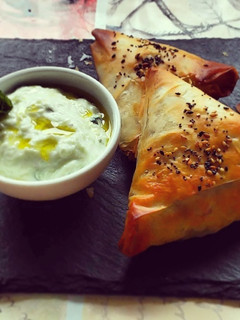 Una foto de Samosas de Pollo y salsa tzatziki
