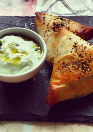 Foto principal de Samosas de Pollo y salsa tzatziki