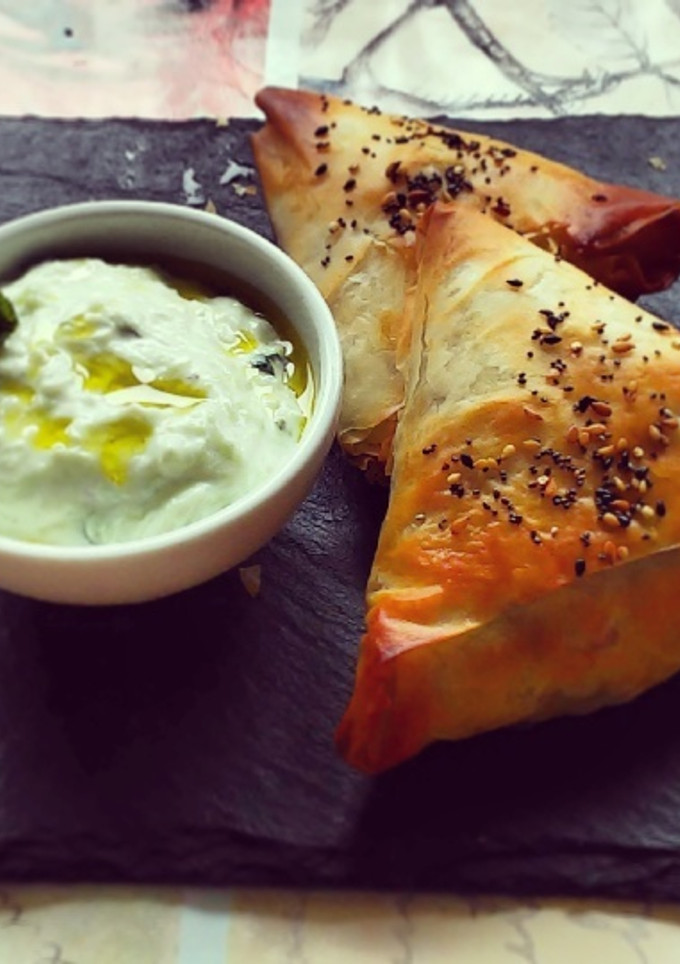 Una foto de Samosas de Pollo y salsa tzatziki