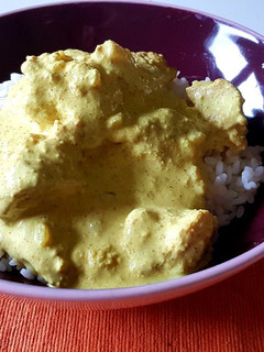 Una foto de Pollo al curry con arroz