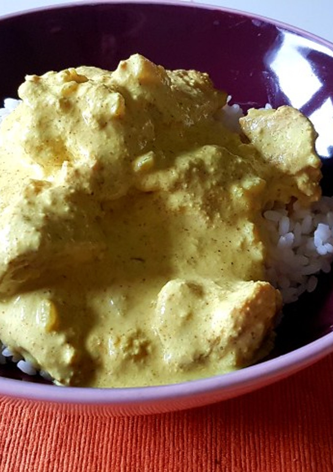 Una foto de Pollo al curry con arroz