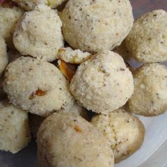 A picture of Rava lado/rava balls.