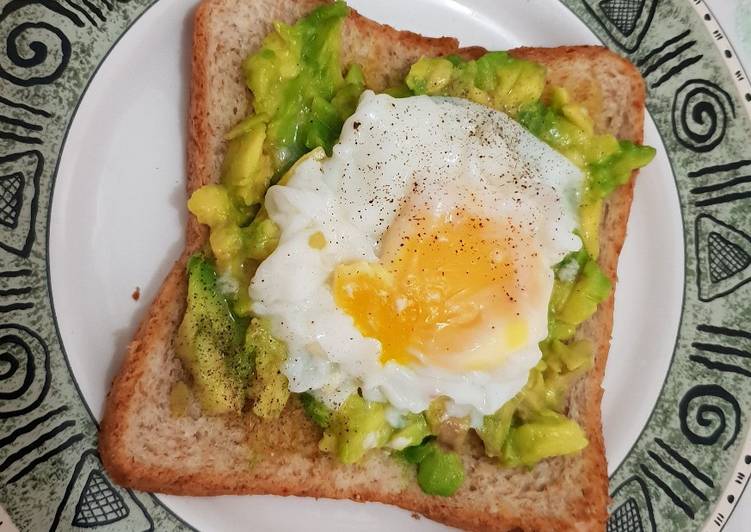 Avocado Poached egg on toast (menu sarapan)