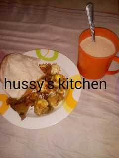 A picture of Bread nd Freid boiled egg.