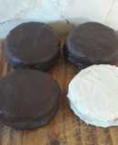 Alfajores de coco bañados de chocolate blanco/negro