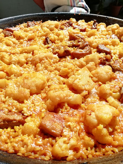 Una foto de Paella de costillas de cerdo y coliflor