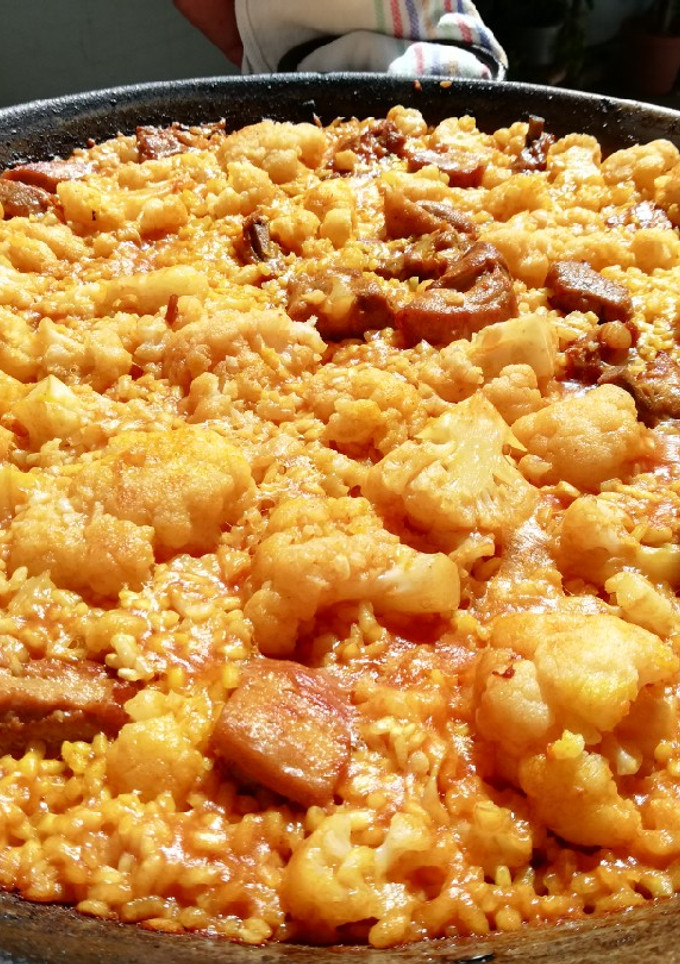 Una foto de Paella de costillas de cerdo y coliflor