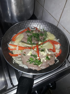 Una foto de Bifes a la criolla ♡ buenísimas!!