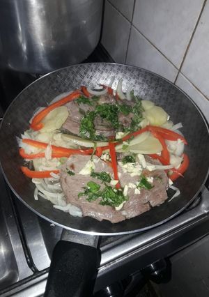 Una foto de Bifes a la criolla ♡ buenísimas!!
