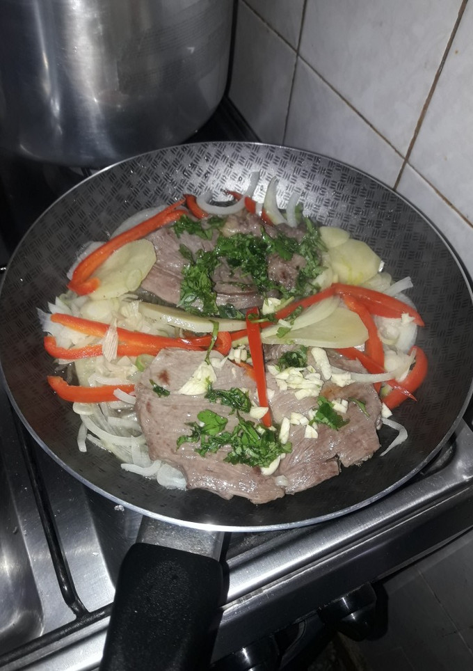 Una foto de Bifes a la criolla ♡ buenísimas!!
