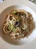 Spaghetti integrali con fiori di zucca e acciughe