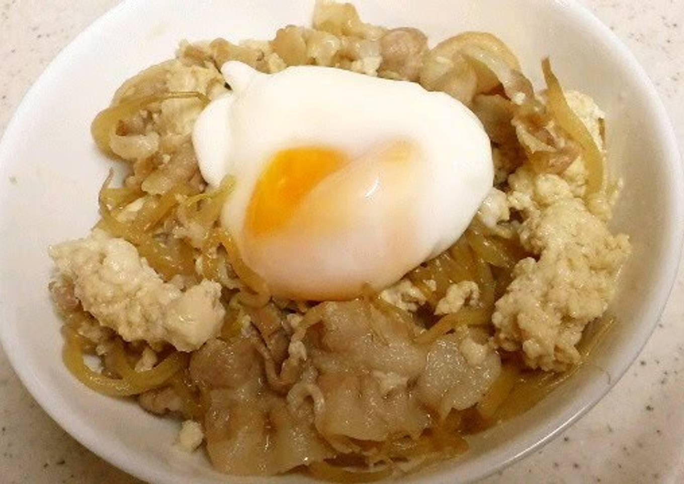 An Economical Dish: Pork, Bean Sprouts, and Tofu Sukiyaki-don Rice Bowl