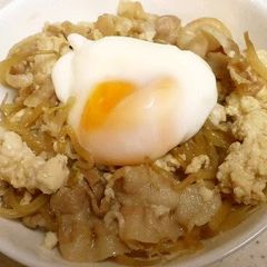 A picture of An Economical Dish: Pork, Bean Sprouts, and Tofu Sukiyaki-don Rice Bowl.
