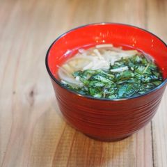 Japanese-style volumetrics soup made with moroheiya and mushrooms A picture of Japanese-style volumetrics soup made with moroheiya and mushrooms.
