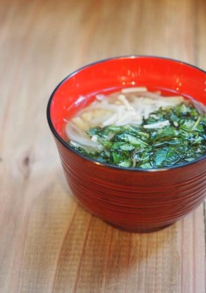 A picture of Japanese-style volumetrics soup made with moroheiya and mushrooms.