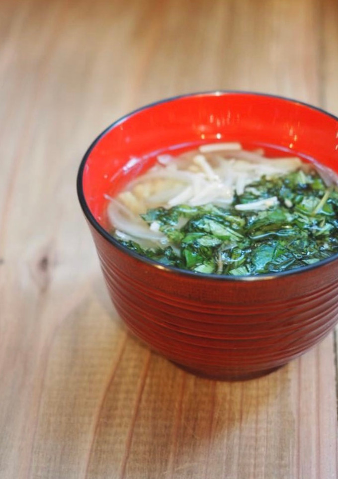 A picture of Japanese-style volumetrics soup made with moroheiya and mushrooms.