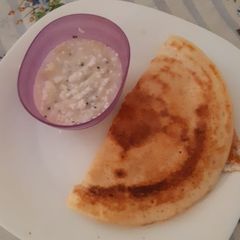 A picture of Dosa with coconut chutney.