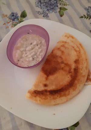 A picture of Dosa with coconut chutney.