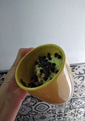 Una foto de Torta en taza con chips, con microondas