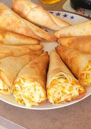 صورة لوصفة اقماع التورتيلا بحشوة الدجاج والجبن 🧀
