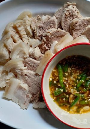 รูปของ หมูสามชั้นต้มเกลือ 🐖กับน้ำพริกเกลือเฮงเฮงเฮง