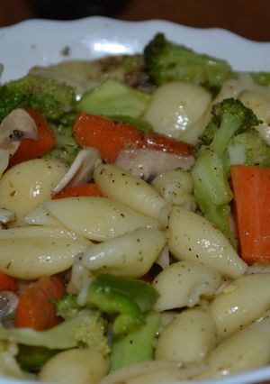 A picture of Broccolli &pasta salad.