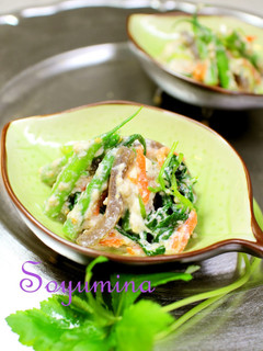 A picture of Konnyaku, Mitsuba and Walnuts Salad with Mashed Tofu.