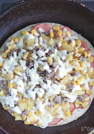 Hình của món Pizza xúc xích bò có sẵn đế.