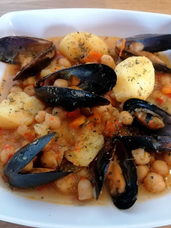 Una foto de Garbanzos con mejillones
