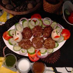 A picture of Kachay Qeema ka kabab.