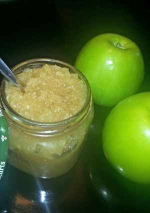 A picture of Apple Sauce Baby Food.