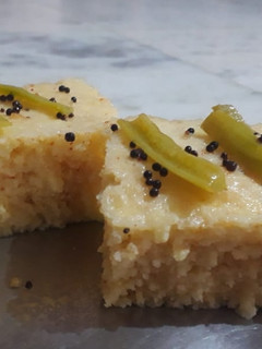बेसन सूजी ढोकला (Besan suji dhokla recipe in Hindi) रेसिपी मुख्य फोटो