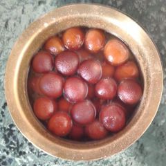 A picture of Soft and Juicy Gulab jamuns.