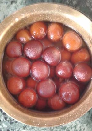 A picture of Soft and Juicy Gulab jamuns.