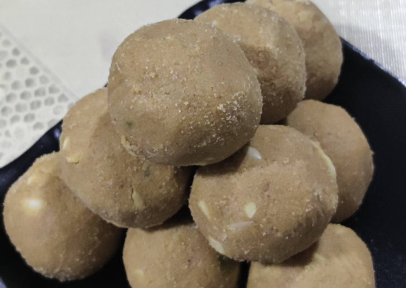 Besan ke ladoo