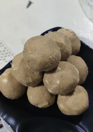 A picture of Besan ke ladoo.