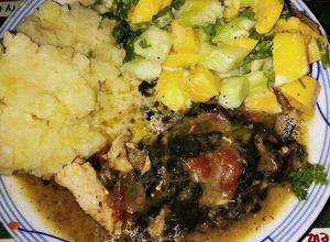 Una foto de Pollo a la Toscana, ensalada, y puré de papa
