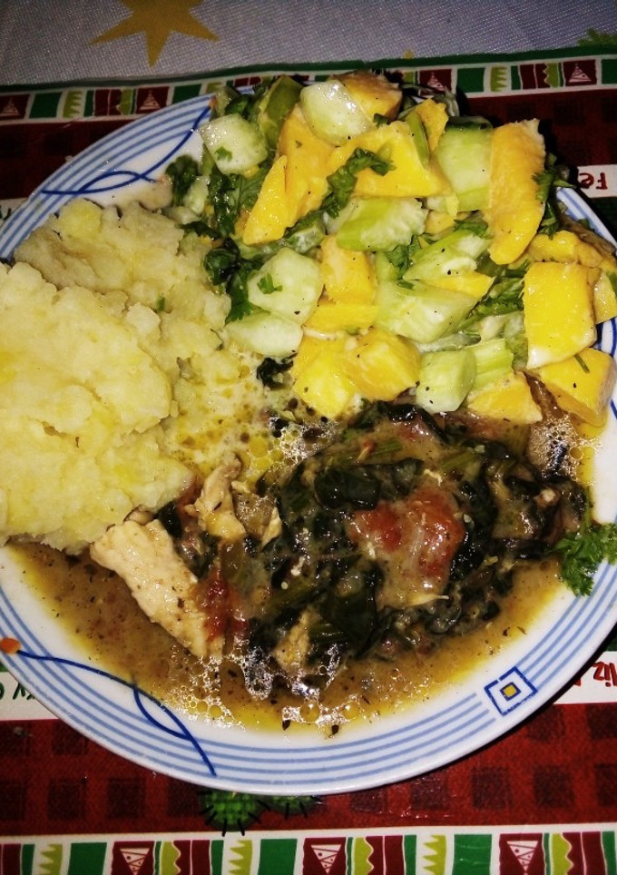 Una foto de Pollo a la Toscana, ensalada, y puré de papa